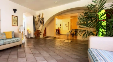 Hall with sitting area