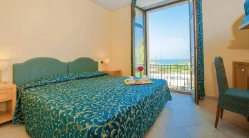 Classic double room with sea view balcony