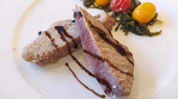 Balsamic tuna fillet with confit cherry tomatoes
