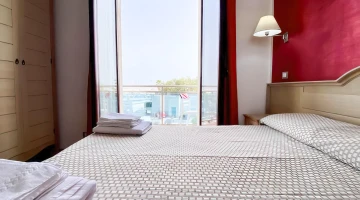 Double room with balcony overlooking the sea