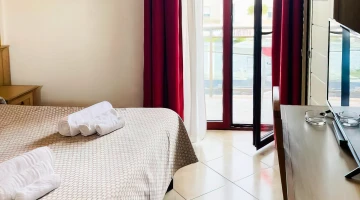Double room with balcony overlooking the sea