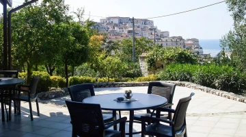 Courtyard with tables and chairs