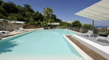 Seasonal swimming pool in the garden