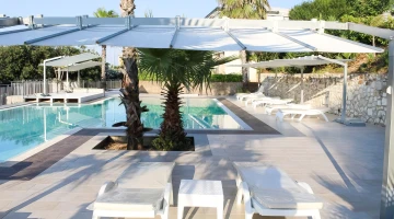 Swimming pool with solarium