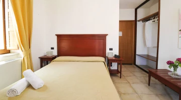 Double room with telephone