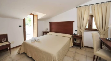 Double room with telephone and desk