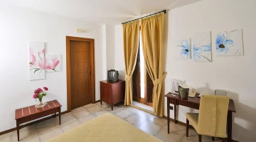 Room with a TV and kettle