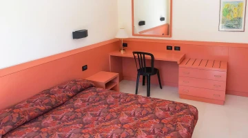 Double bedroom with desk in the apartment
