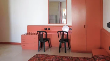 Double bedroom with desk in the apartment