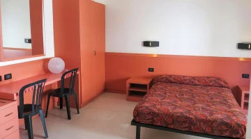 Double bedroom with desk in the apartment