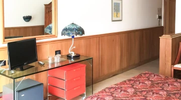 Double room with TV and desk