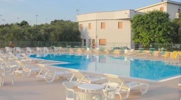 Swimming pool with solarium