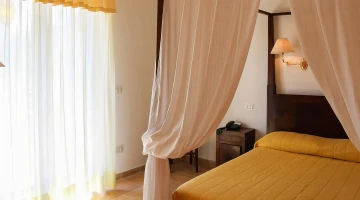Double bedroom with canopy