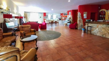 Hall con banco reception