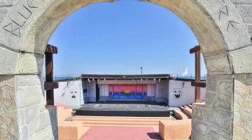 Access to the entertainment area