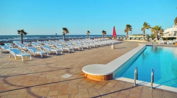 Swimming pool with solarium