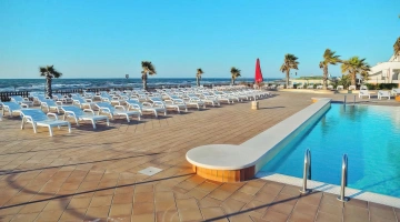 Schwimmbad mit Solarium