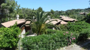 Tenuta con ampio giardino