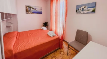 Double bedroom with desk