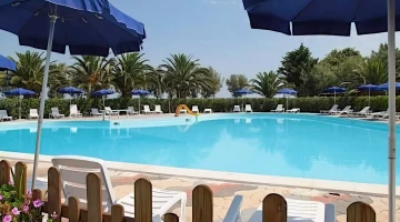 Swimming pool with solarium