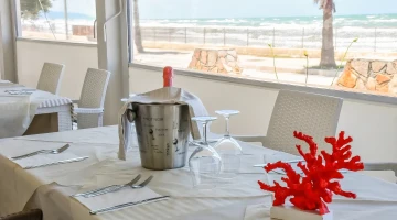 Restaurant room with sea view