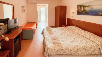 Triple room with TV and desk