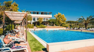 Swimming pool with solarium area
