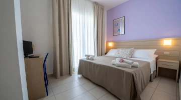 Double room with TV and desk