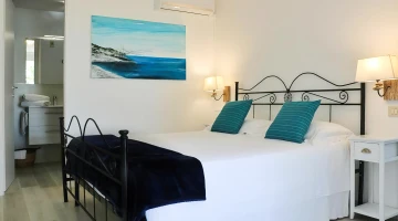 Room with bathroom and air conditioning