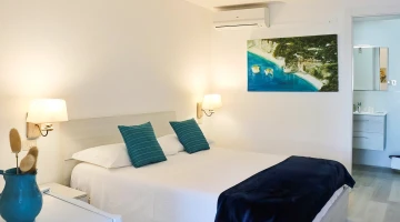 Room with air conditioning and bathroom