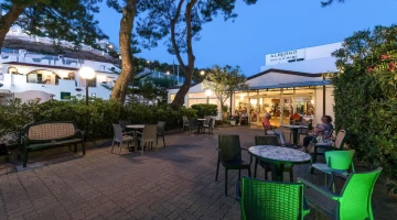 Night view of the furnished outdoor area