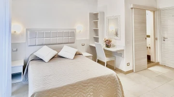 Double bedroom with bathroom