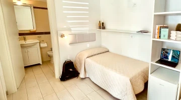 Single room with bathroom in a villa