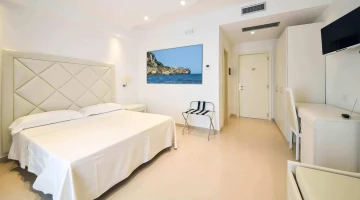 Room with a TV and air conditioning