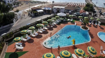 Swimming pool with solarium