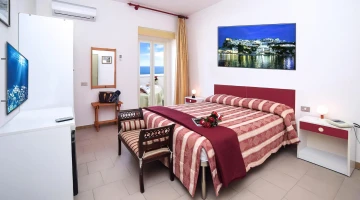 Double bedroom with balcony