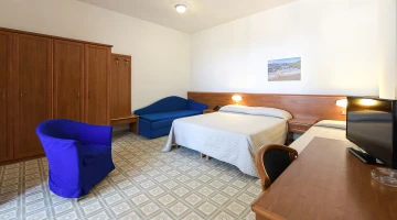 Double bedroom with armchairs