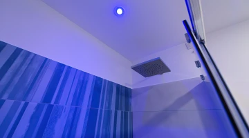 Large shower cubicle in the Superior room