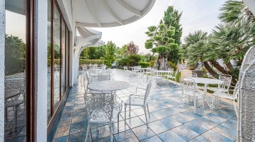 Relaxation areas furnished with tables and chairs