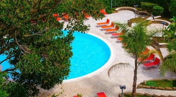 Swimming pool with solarium