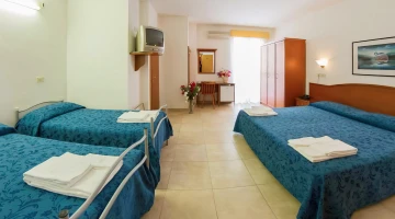 Quadruple room with TV and balcony