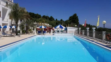 Swimming pool with solarium