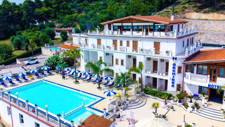 Hotel with swimming pool and solarium