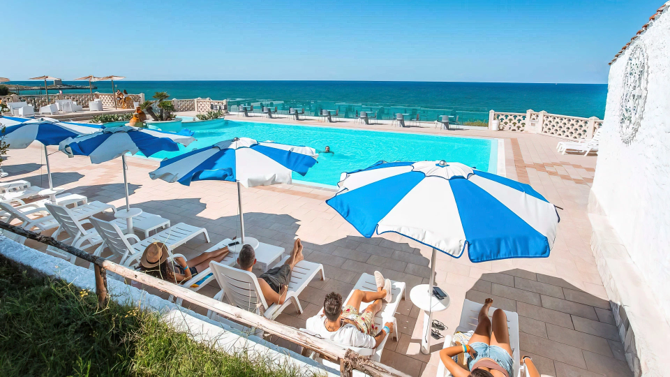 Swimming pool and solarium with panoramic views
