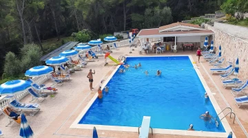 Swimming pool with solarium 