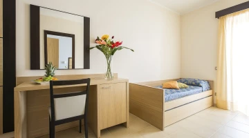 Bedroom with single bed