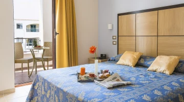 Double bedroom with balcony