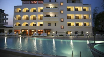 Night vision of outside and swimming pool