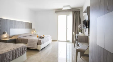 Room with a TV and balcony