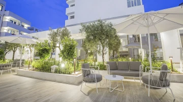 Furnished outdoor area